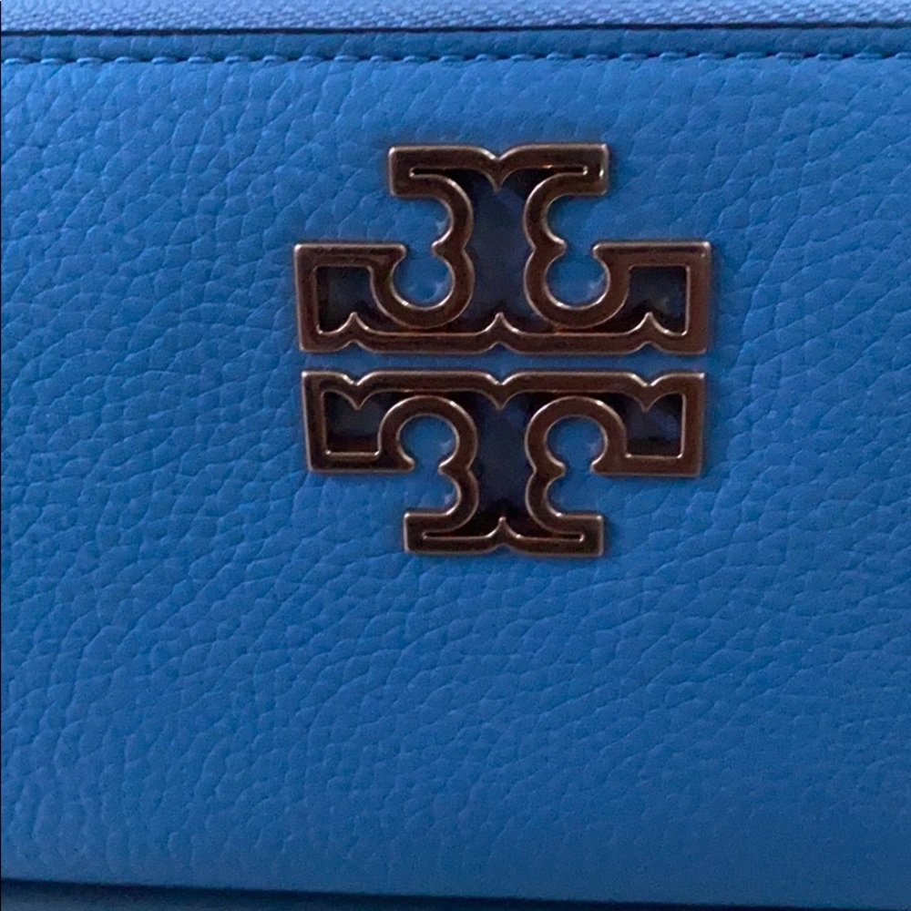 AUTHENTIC Tory Burch Britten Zip  Wallet - Picture 2 of 5